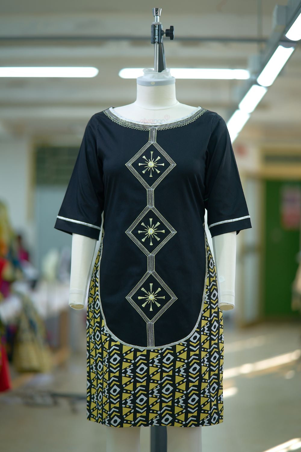 Ndoyaa dress with diamond motif, half length sleeves